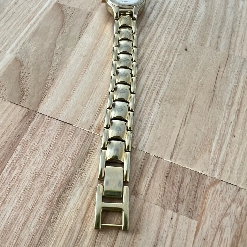 Timex ladies oval gold tone dress watch NEW BATTERY